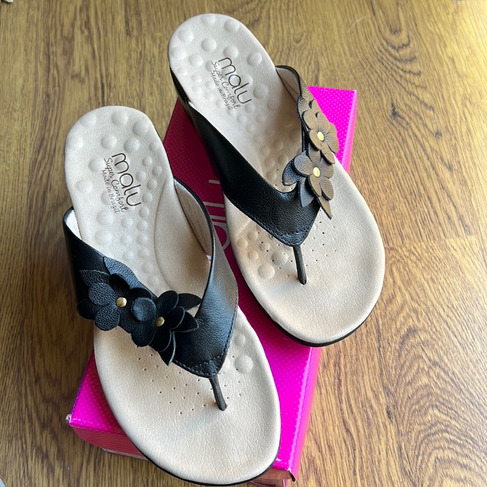 Mali Super Comfort wedge sandals with flower detail, size 10, black